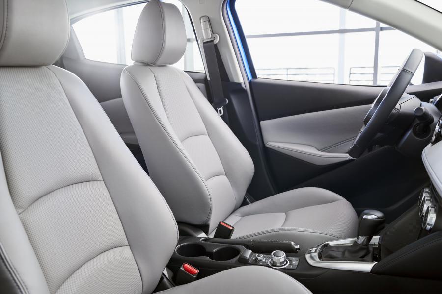 Интерьер Toyota Yaris XLE Hatchback 2019 года  (NA) (фото 21 из 40)